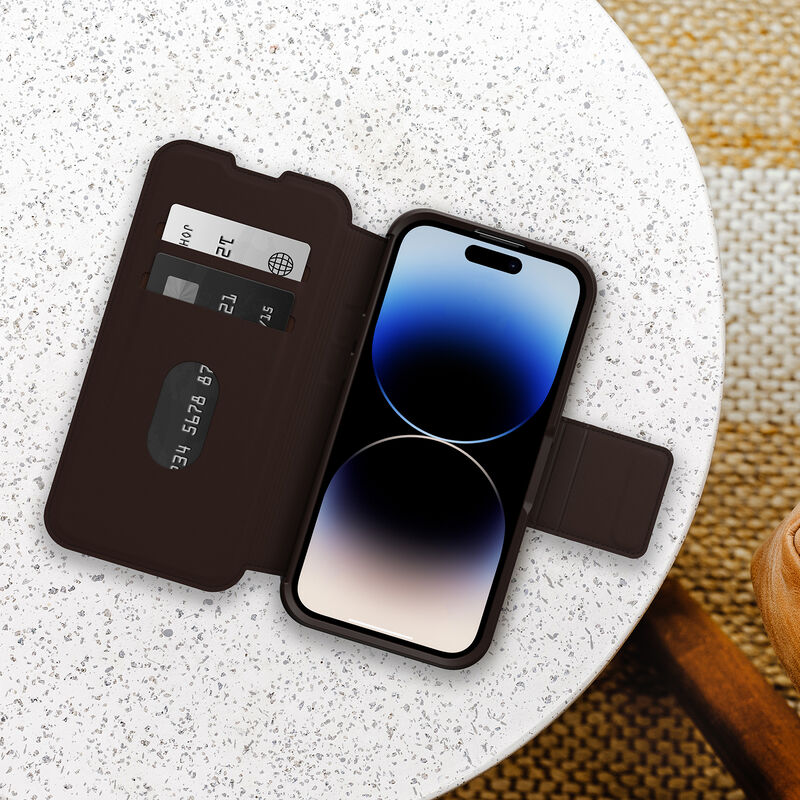 product image 4 - iPhone 14 Pro Leather Folio Strada Series