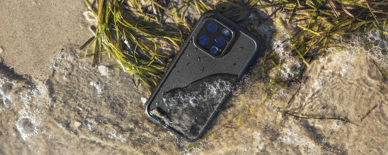  Waterproof LifeProof black Fr&euml; case on the beach | OtterBox